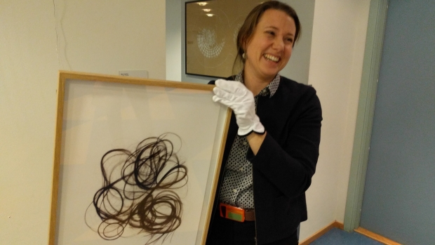 Kurator Charis Gullickson med Ruth Følstads «Disorder #64»