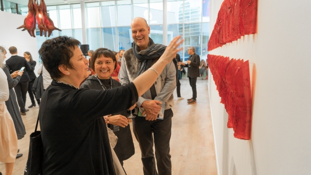 Sonya Kelliher-Coombs og publikum ved hennes verk «Red Curl» på førvisningen av «Subsistence» Sonya Kelliher-Coombs and audience in front of her work «Red Curl» at the preview of «Subsistence»